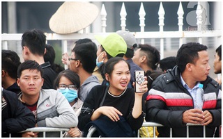 Hà Nội: Nhiều phụ nữ không ngại chen lấn để mong mua được tấm vé xem bóng đá